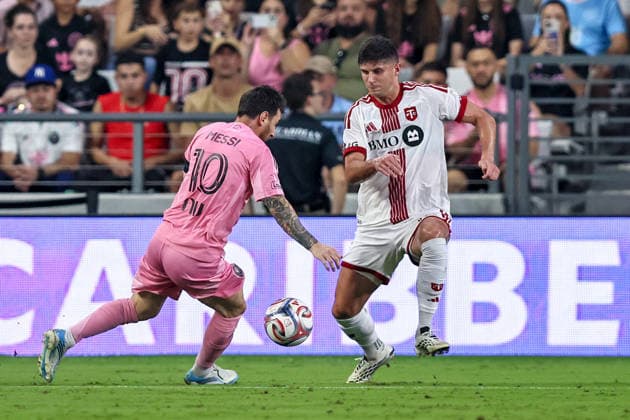 MIAMI, FL - AUGUST 22: Lionel Messi (10) of the Inter Miami CF and Benjamin Kuscevic (13) of the Toronto FC battle for a ball during the MLS, Fussball Herren, USA match between Toronto FC and Inter Miami CF on August 22,2026 at NU Stadium, Miami, Fla.(Photo by Chris Arjoon Icon Sportswire) SOCCER: AUG 22 MLS Inter Miami CF vs Toronto FC EDITORIAL USE ONLY Icon2608220000018