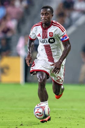MIAMI, FL - AUGUST 22: Richie Laryea (22) of the Toronto FC runs with a ball during the MLS, Fussball Herren, USA match between Toronto FC and Inter Miami CF on August 22,2026 at NU Stadium, Miami, Fla.(Photo by Chris Arjoon Icon Sportswire) SOCCER: AUG 22 MLS Inter Miami CF vs Toronto FC EDITORIAL USE ONLY Icon2608220000019