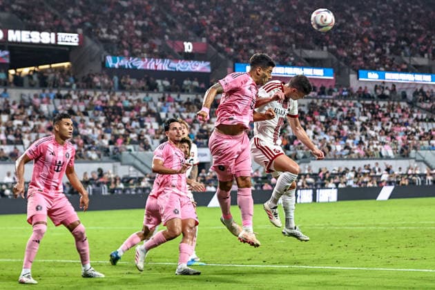 MIAMI, FL - AUGUST 22: Luis Suarez (9) of Inter Miami CF heads a ball clear during the MLS, Fussball Herren, USA match between Toronto FC and Inter Miami CF on August 22,2026 at NU Stadium, Miami, Fla.(Photo by Chris Arjoon Icon Sportswire) SOCCER: AUG 22 MLS Inter Miami CF vs Toronto FC EDITORIAL USE ONLY Icon2608220000026