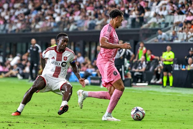 MIAMI, FL - AUGUST 22: Ian Fray (17) of Inter Miami CF and Richie Laryea (22) of the Toronto FC battle for a ball during the MLS, Fussball Herren, USA match between Toronto FC and Inter Miami CF on August 22,2026 at NU Stadium, Miami, Fla.(Photo by Chris Arjoon Icon Sportswire) SOCCER: AUG 22 MLS Inter Miami CF vs Toronto FC EDITORIAL USE ONLY Icon2608220000029