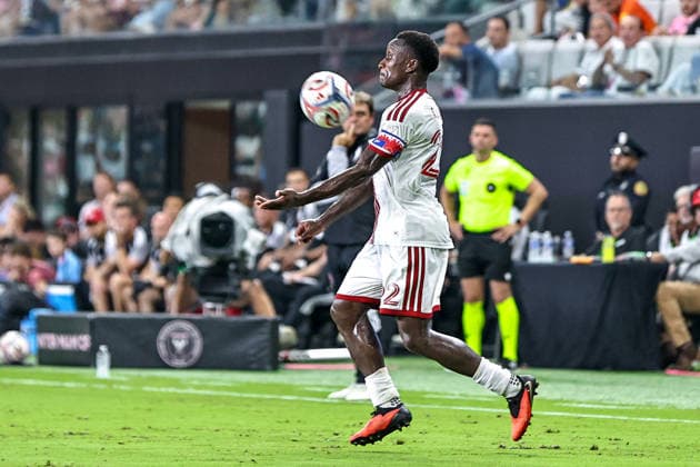 MIAMI, FL - AUGUST 22: Richie Laryea (22) of the Toronto FC controls a ball during the MLS, Fussball Herren, USA match between Toronto FC and Inter Miami CF on August 22,2026 at NU Stadium, Miami, Fla.(Photo by Chris Arjoon Icon Sportswire) SOCCER: AUG 22 MLS Inter Miami CF vs Toronto FC EDITORIAL USE ONLY Icon2608220000033