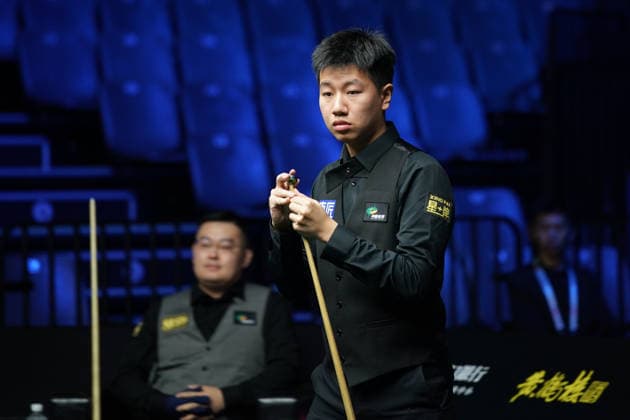 WUHAN, CHINA - AUGUST 23: Gao Yang of China chalks the cue in the first round match against Guan Zhen of China on day 1 of Wuhan Open 2026 at the Optics Valley Gymnasium of Huazhong University of Science and Technology on August 23, 2026 in Wuhan, Hubei Province of China.  Copyright: xTaixChengzhex 111661617308