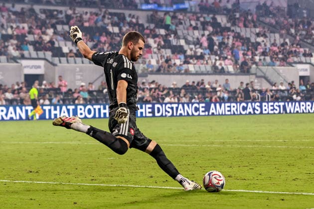 MIAMI, FL - AUGUST 22: Luka Gavran (1) of the Toronto FC kicks a ball during the MLS, Fussball Herren, USA match between Toronto FC and Inter Miami CF on August 22,2026 at NU Stadium, Miami, Fla.(Photo by Chris Arjoon Icon Sportswire) SOCCER: AUG 22 MLS Inter Miami CF vs Toronto FC EDITORIAL USE ONLY Icon2608220000034
