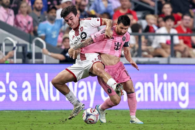 MIAMI, FL - AUGUST 22: Lionel Messi (10) of Inter Miami CF and Alonso Coello (14) of the Toronto FC battle for a ball during the MLS, Fussball Herren, USA match between Toronto FC and Inter Miami CF on August 22,2026 at NU Stadium, Miami, Fla.(Photo by Chris Arjoon Icon Sportswire) SOCCER: AUG 22 MLS Inter Miami CF vs Toronto FC EDITORIAL USE ONLY Icon2608220000038