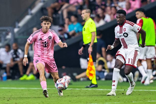 MIAMI, FL - AUGUST 22: Noah Allen (32) of Inter Miami CF and Derrick Etienne Jr. (11) of the Toronto FC battle for a ball during the MLS, Fussball Herren, USA match between Toronto FC and Inter Miami CF on August 22,2026 at NU Stadium, Miami, Fla.(Photo by Chris Arjoon Icon Sportswire) SOCCER: AUG 22 MLS Inter Miami CF vs Toronto FC EDITORIAL USE ONLY Icon2608220000039