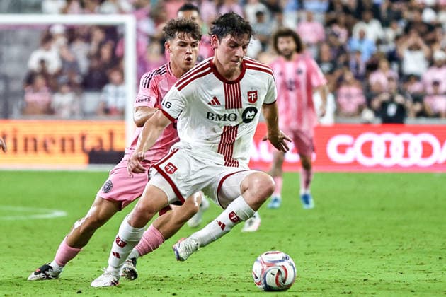 MIAMI, FL - AUGUST 22: Noah Allen (32) of Inter Miami CF and Markus Cimermancic (71) of the Toronto FC battle for a ball during the MLS, Fussball Herren, USA match between Toronto FC and Inter Miami CF on August 22,2026 at NU Stadium, Miami, Fla.(Photo by Chris Arjoon Icon Sportswire) SOCCER: AUG 22 MLS Inter Miami CF vs Toronto FC EDITORIAL USE ONLY Icon2608220000040