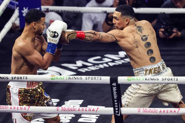 August 22, 2026: (R-L) Welterweight Teofimo Lopez punches Rolando Romero during their championship fight at T-Mobile Arena on August 22, 2026 in Las Vegas, NV. CSM. Las Vegas United States of America - ZUMAc04_ 20260822_zma_c04_512 Copyright: xChristopherxTrimx