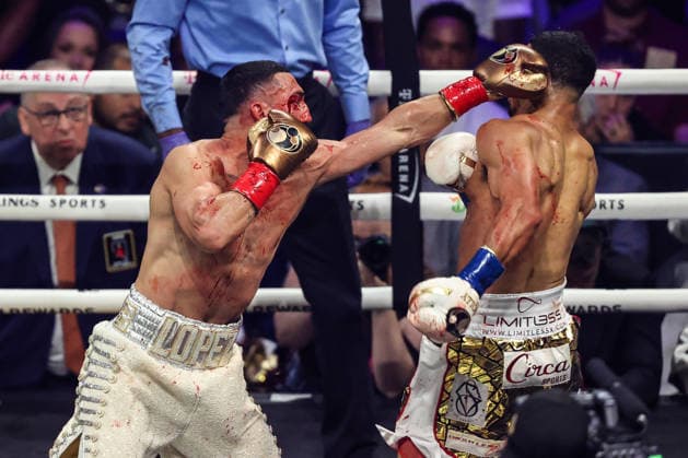 Boxing 2026: Romero Vs Lopez AUG 22 August 22, 2026: (L-R) Welterweight Teofimo Lopez punches Rolando Romero during their championship fight at T-Mobile Arena on August 22, 2026 in Las Vegas, NV. Christopher Trim CSM. (Credit Image: Â Christopher Trim Cal Media) Las Vegas Nevada United States of America EDITORIAL USE ONLY Copyright: xx ZUMA-20260822_zma_c04_496.jpg ChristopherxTrimx csmphotothree514211