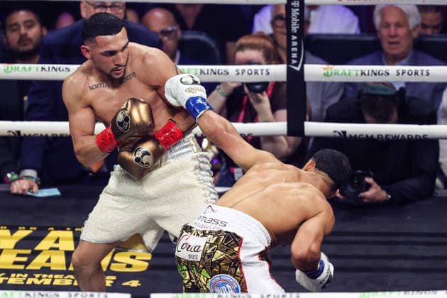 Boxing 2026: Romero Vs Lopez AUG 22 August 22, 2026: (R-L) Welterweight Rolando Romero punches Teofimo Lopez during their championship fight at T-Mobile Arena on August 22, 2026 in Las Vegas, NV. Christopher Trim CSM. (Credit Image: Â Christopher Trim Cal Media) Las Vegas Nevada United States of America EDITORIAL USE ONLY Copyright: xx ZUMA-20260822_zma_c04_495.jpg ChristopherxTrimx csmphotothree514212