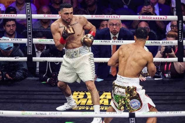 Boxing 2026: Romero Vs Lopez AUG 22 August 22, 2026: (L-R) Welterweight Teofimo Lopez watches Rolando Romero during their championship fight at T-Mobile Arena on August 22, 2026 in Las Vegas, NV. Christopher Trim CSM. (Credit Image: Â Christopher Trim Cal Media) Las Vegas Nevada United States of America EDITORIAL USE ONLY Copyright: xx ZUMA-20260822_zma_c04_494.jpg ChristopherxTrimx csmphotothree514213