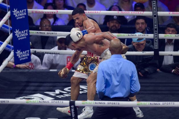 August 22, 2026, Las Vegas, Nevada, USA: ROLLY ROMERO (top) throw a rabbit punch to TEOFIMO LOPEZ during the PBC on DAZN at the T Mobile Arena in Las Vegas Las Vegas USA - ZUMAo117 20260822_zsp_o117_006 Copyright: xMikaelxOnax