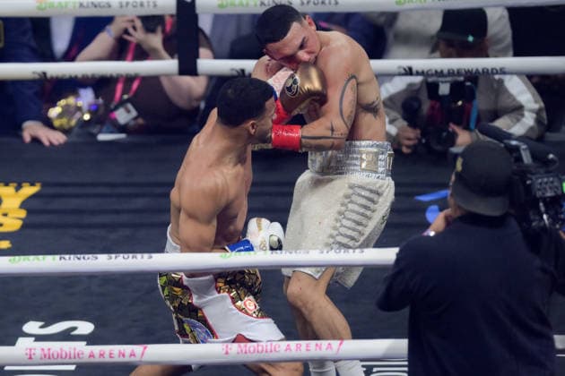August 22, 2026, Las Vegas, Nevada, USA: ROLLY ROMERO (L) connected with a left hook to TEOFIMO LOPEZ (R) during the PBC on DAZN at the T Mobile Arena in Las Vegas Las Vegas USA - ZUMAo117 20260822_zsp_o117_015 Copyright: xMikaelxOnax