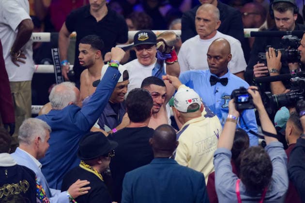 August 22, 2026, Las Vegas, Nevada, USA: TEOFIMO LOPEZ referee raise TEOFIMO LOPEZÃ¢â‚¬â ¢s hand after defeating ROLLY ROMERO via Majority decision during the PBC on DAZN at the T Mobile Arena in Las Vegas Las Vegas USA - ZUMAo117 20260822_zsp_o117_018 Copyright: xMikaelxOnax