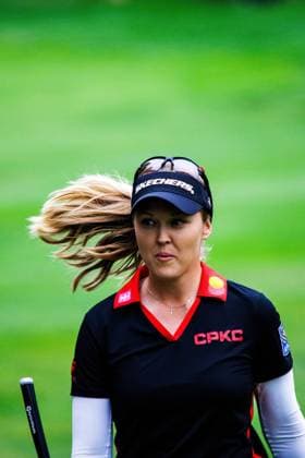 August 22, 2026, Edmonton, Alberta, Canada: Brooke M. Henderson (CAN) acknowledges her fans on the first hole in round 3 of the LPGA, Golf Damen CPKC Canadian Women s Open..LPGA CPKC Canada WomenÃ¢â‚¬â ¢s Open leader Mayu Yamashita shot 5 under par to bringing her total to -19, tying the LPGA record after 54 holes. 16-year-old amateur Aphrodite Deng (tied for 6th place) leads all Canadians at 10 under par after shooting 63 (7 under par) in the third round (the low score for the round). Nine players are currently sitting at 10 under par or better heading into the final round. Deng is also one of 4 Canadians under 18 to make the cut, a tournament first. Edmonton Canada - ZUMAs197 20260822_aaa_s197_421 Copyright: xRonxPalmerx