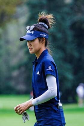 August 22, 2026, Edmonton, Alberta, Canada: Grace Kim (AUS) determines which club to use from the middle of the fairway in round 3 of the LPGA, Golf Damen CPKC Canadian Women s Open..LPGA CPKC Canada WomenÃ¢â‚¬â ¢s Open leader Mayu Yamashita shot 5 under par to bringing her total to -19, tying the LPGA record after 54 holes. 16-year-old amateur Aphrodite Deng (tied for 6th place) leads all Canadians at 10 under par after shooting 63 (7 under par) in the third round (the low score for the round). Nine players are currently sitting at 10 under par or better heading into the final round. Deng is also one of 4 Canadians under 18 to make the cut, a tournament first. Edmonton Canada - ZUMAs197 20260822_aaa_s197_422 Copyright: xRonxPalmerx