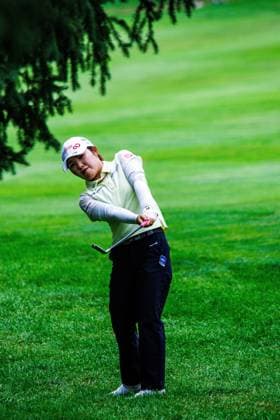 August 22, 2026, Edmonton, Alberta, Canada: Ayake Furue (JPN) pitches from the edge of the trees in round 3 of the LPGA, Golf Damen CPKC Canadian Women s Open..LPGA CPKC Canada WomenÃ¢â‚¬â ¢s Open leader Mayu Yamashita shot 5 under par to bringing her total to -19, tying the LPGA record after 54 holes. 16-year-old amateur Aphrodite Deng (tied for 6th place) leads all Canadians at 10 under par after shooting 63 (7 under par) in the third round (the low score for the round). Nine players are currently sitting at 10 under par or better heading into the final round. Deng is also one of 4 Canadians under 18 to make the cut, a tournament first. Edmonton Canada - ZUMAs197 20260822_aaa_s197_412 Copyright: xRonxPalmerx