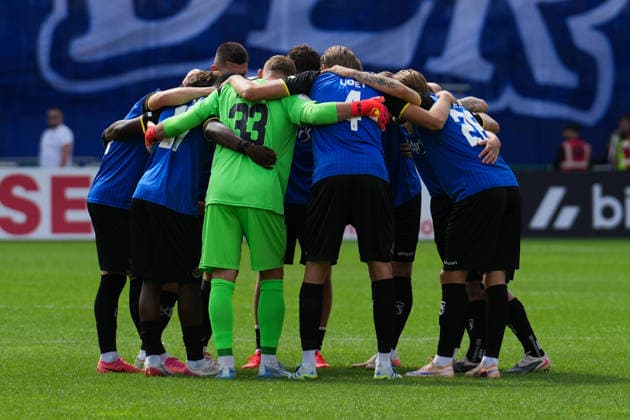 22.08.2026, xydrx, Fußball, DFB Pokal, 1. FC Saarbrücken - Hertha BSC, Saison 2026 2027, Ludwigsparkstadion: Die Spieler des 1.FC Saarbruecken schwören sich vor dem Anpfiff ein DFB regulations prohibit any use of photographs as image sequences and or quasi-video. *** August 22, 2026, xydrx, Soccer, DFB Cup, 1 FC Saarbrücken vs. Hertha BSC, 2026–2027 season, Ludwigspark Stadium: The players of 1 FC Saarbrücken rally together before kickoff. DFB regulations prohibit any use of photographs as image sequences and or quasi-video. Copyright: HMBxMedia YannisxDreimann