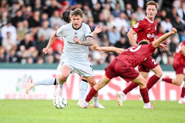 Joel Grodowski (Arminia Bielefeld) und Lukas Stopel (SG Sonnenhof Grossaspach) im Zweikampf waehrend des DFB-Pokal 1 Runde Spiels zwichen SG Sonnenhof Grossaspach v Arminia Bielefeld, Wir machen Druck Arena am 22. August 2026 in Grossaspach, Deutschland. (Foto von Harry Langer DeFodi Images) +++ Joel Grodowski (Arminia Bielefeld) und Lukas Stopel (SG Sonnenhof Grossaspach) battle for the ball during the DFB-Pokal 1 Runde match between SG Sonnenhof Grossaspach v Arminia Bielefeld at Wir machen Druck Arena on August 22, 2026 in Grossaspach, Germany. (Photo by Harry Langer DeFodi Images) (Photo by Harry Langer DeFodi Images) DFB DFL REGULATIONS PROHIBIT ANY USE OF PHOTOGRAPHS AS IMAGE SEQUENCES AND OR QUASI-VIDEO. - *** Joel Grodowski of Arminia Bielefeld and Lukas Stopel of SG Sonnenhof Grossaspach in a duel during the DFB Cup first-round match between SG Sonnenhof Grossaspach and Arminia Bielefeld at the Wir machen Druck Arena on August 22, 2026, in Grossaspach, Germany. Photo by Harry Langer, DeFodi Images. Joel Grodowski of Arminia Bielefeld and Lukas Stopel of SG Sonnenhof Grossaspach battle for the ball during the DFB Cup first-round match between SG Sonnenhof Grossaspach and Arminia Bielefeld at the Wir machen Druck Arena on August 22, 2026 in Grossaspach, Germany. Photo by Harry Langer, DeFodi Images. Photo by Harry Langer, DeFodi Images. DFB and DFL regulations prohibit any use of photographs as image sequences and or quasi-video.