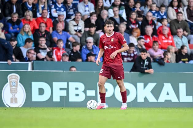 Antonis Aidonis (SG Sonnenhof Grossaspach) in Aktion, am Ball, Einzelaktion waehrend des DFB-Pokal 1 Runde Spiels zwichen SG Sonnenhof Grossaspach v Arminia Bielefeld, Wir machen Druck Arena am 22. August 2026 in Grossaspach, Deutschland. (Foto von Harry Langer DeFodi Images) +++ Antonis Aidonis (SG Sonnenhof Grossaspach) controls the Ball during the DFB-Pokal 1 Runde match between SG Sonnenhof Grossaspach v Arminia Bielefeld at Wir machen Druck Arena on August 22, 2026 in Grossaspach, Germany. (Photo by Harry Langer DeFodi Images) (Photo by Harry Langer DeFodi Images) DFB DFL REGULATIONS PROHIBIT ANY USE OF PHOTOGRAPHS AS IMAGE SEQUENCES AND OR QUASI-VIDEO. - *** Antonis Aidonis of SG Sonnenhof Grossaspach in action, on the ball, making a solo play during the DFB Cup first-round match between SG Sonnenhof Grossaspach and Arminia Bielefeld at Wir machen Druck Arena on August 22, 2026, in Grossaspach, Germany. Photo by Harry Langer, DeFodi Images. Antonis Aidonis of SG Sonnenhof Grossaspach controls the ball during the DFB Cup first-round match between SG Sonnenhof Grossaspach and Arminia Bielefeld at the Wir machen Druck Arena on August 22, 2026 in Grossaspach, Germany. Photo by Harry Langer, DeFodi Images. Photo by Harry Langer, DeFodi Images. DFB and DFL regulations prohibit any use of photographs as image sequences and or quasi-video.