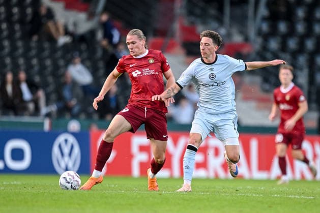 Marion Fass (SG Sonnenhof Grossaspach) und Jannik Rochelt (Arminia Bielefeld) im Zweikampf waehrend des DFB-Pokal 1 Runde Spiels zwichen SG Sonnenhof Grossaspach v Arminia Bielefeld, Wir machen Druck Arena am 22. August 2026 in Grossaspach, Deutschland. (Foto von Harry Langer DeFodi Images) +++ Marion Fass (SG Sonnenhof Grossaspach) und Jannik Rochelt (Arminia Bielefeld) battle for the ball during the DFB-Pokal 1 Runde match between SG Sonnenhof Grossaspach v Arminia Bielefeld at Wir machen Druck Arena on August 22, 2026 in Grossaspach, Germany. (Photo by Harry Langer DeFodi Images) (Photo by Harry Langer DeFodi Images) DFB DFL REGULATIONS PROHIBIT ANY USE OF PHOTOGRAPHS AS IMAGE SEQUENCES AND OR QUASI-VIDEO. - *** Marion Fass of SG Sonnenhof Grossaspach and Jannik Rochelt of Arminia Bielefeld in a tackle during the DFB Cup first-round match between SG Sonnenhof Grossaspach and Arminia Bielefeld at the Wir machen Druck Arena on August 22, 2026, in Grossaspach, Germany. Photo by Harry Langer, DeFodi Images. Marion Fass of SG Sonnenhof Grossaspach and Jannik Rochelt of Arminia Bielefeld battle for the ball during the DFB Cup first-round match between SG Sonnenhof Grossaspach and Arminia Bielefeld at the Wir machen Druck Arena on August 22, 2026 in Grossaspach, Germany. Photo by Harry Langer, DeFodi Images. Photo by Harry Langer, DeFodi Images. DFB and DFL regulations prohibit any use of photographs as image sequences and or quasi-video.