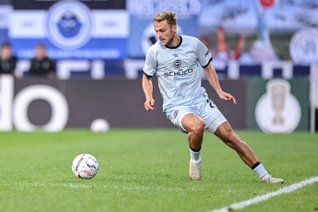 Tim Handwerker (Arminia Bielefeld) in Aktion, am Ball, Einzelaktion waehrend des DFB-Pokal 1 Runde Spiels zwichen SG Sonnenhof Grossaspach v Arminia Bielefeld, Wir machen Druck Arena am 22. August 2026 in Grossaspach, Deutschland. (Foto von Harry Langer DeFodi Images) +++ Tim Handwerker (Arminia Bielefeld) controls the Ball during the DFB-Pokal 1 Runde match between SG Sonnenhof Grossaspach v Arminia Bielefeld at Wir machen Druck Arena on August 22, 2026 in Grossaspach, Germany. (Photo by Harry Langer DeFodi Images) (Photo by Harry Langer DeFodi Images) DFB DFL REGULATIONS PROHIBIT ANY USE OF PHOTOGRAPHS AS IMAGE SEQUENCES AND OR QUASI-VIDEO. - *** Tim Handwerker of Arminia Bielefeld in action, on the ball, making a solo run during the DFB Cup first-round match between SG Sonnenhof Grossaspach and Arminia Bielefeld at the Wir machen Druck Arena on August 22, 2026, in Grossaspach, Germany. Photo by Harry Langer, DeFodi Images. Tim Handwerker of Arminia Bielefeld controls the ball during the DFB Cup first-round match between SG Sonnenhof Grossaspach and Arminia Bielefeld at the Wir machen Druck Arena on August 22, 2026 in Grossaspach, Germany. Photo by Harry Langer, DeFodi Images. Photo by Harry Langer, DeFodi Images. DFB and DFL regulations prohibit any use of photographs as image sequences and or quasi-video.