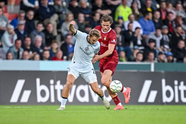 Tim Handwerker (Arminia Bielefeld) und Tim Rossmann (SG Sonnenhof Grossaspach) im Zweikampf waehrend des DFB-Pokal 1 Runde Spiels zwichen SG Sonnenhof Grossaspach v Arminia Bielefeld, Wir machen Druck Arena am 22. August 2026 in Grossaspach, Deutschland. (Foto von Harry Langer DeFodi Images) +++ Tim Handwerker (Arminia Bielefeld) und Tim Rossmann (SG Sonnenhof Grossaspach) battle for the ball during the DFB-Pokal 1 Runde match between SG Sonnenhof Grossaspach v Arminia Bielefeld at Wir machen Druck Arena on August 22, 2026 in Grossaspach, Germany. (Photo by Harry Langer DeFodi Images) (Photo by Harry Langer DeFodi Images) DFB DFL REGULATIONS PROHIBIT ANY USE OF PHOTOGRAPHS AS IMAGE SEQUENCES AND OR QUASI-VIDEO. - *** Tim Handwerker of Arminia Bielefeld and Tim Rossmann of SG Sonnenhof Grossaspach battle for the ball during the DFB Cup first-round match between SG Sonnenhof Grossaspach and Arminia Bielefeld at the Wir machen Druck Arena on August 22, 2026, in Grossaspach, Germany. Photo by Harry Langer, DeFodi Images. Tim Handwerker of Arminia Bielefeld and Tim Rossmann of SG Sonnenhof Grossaspach battle for the ball during the DFB Cup first-round match between SG Sonnenhof Grossaspach and Arminia Bielefeld at the Wir machen Druck Arena on August 22, 2026 in Grossaspach, Germany. Photo by Harry Langer, DeFodi Images. Photo by Harry Langer, DeFodi Images. DFB and DFL regulations prohibit any use of photographs as image sequences and or quasi-video.