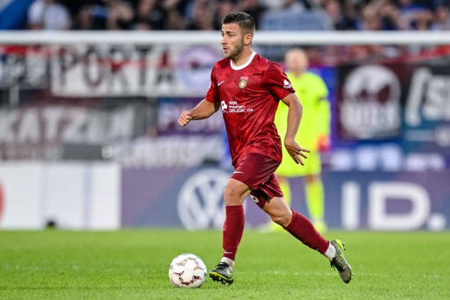 Marius Kunde (SG Sonnenhof Grossaspach) in Aktion, am Ball, Einzelaktion waehrend des DFB-Pokal 1 Runde Spiels zwichen SG Sonnenhof Grossaspach v Arminia Bielefeld, Wir machen Druck Arena am 22. August 2026 in Grossaspach, Deutschland. (Foto von Harry Langer DeFodi Images) +++ Marius Kunde (SG Sonnenhof Grossaspach) controls the Ball during the DFB-Pokal 1 Runde match between SG Sonnenhof Grossaspach v Arminia Bielefeld at Wir machen Druck Arena on August 22, 2026 in Grossaspach, Germany. (Photo by Harry Langer DeFodi Images) (Photo by Harry Langer DeFodi Images) DFB DFL REGULATIONS PROHIBIT ANY USE OF PHOTOGRAPHS AS IMAGE SEQUENCES AND OR QUASI-VIDEO. - *** Marius Kunde of SG Sonnenhof Grossaspach in action, on the ball, making a solo run during the DFB Cup first-round match between SG Sonnenhof Grossaspach and Arminia Bielefeld at the Wir machen Druck Arena on August 22, 2026, in Grossaspach, Germany. Photo by Harry Langer, DeFodi Images. Marius Kunde of SG Sonnenhof Grossaspach controls the ball during the DFB Cup first-round match between SG Sonnenhof Grossaspach and Arminia Bielefeld at the Wir machen Druck Arena on August 22, 2026 in Grossaspach, Germany Photo by Harry Langer, DeFodi Images Photo by Harry Langer, DeFodi Images DFB and DFL regulations prohibit any use of photographs as image sequences and or quasi-video