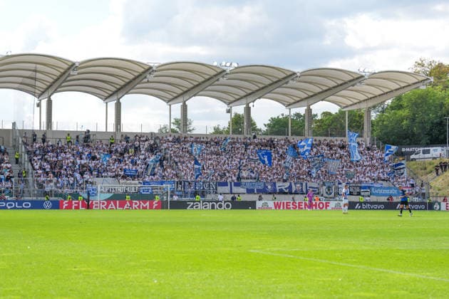 22.08.2026, xydrx, Fußball, DFB Pokal, 1. FC Saarbrücken - Hertha BSC, Saison 2026 2027, Ludwigsparkstadion: Auswärtsblock der Fans von Hertha BSC, Fahnen werden geschwenkt DFB regulations prohibit any use of photographs as image sequences and or quasi-video. *** August 22, 2026, xydrx, Soccer, DFB Cup, 1. FC Saarbrücken vs. Hertha BSC, 2026–2027 season, Ludwigsparkstadion, away section for Hertha BSC fans, flags being waved. DFB regulations prohibit any use of photographs as image sequences and or quasi-video. Copyright: HMBxMedia YannisxDreimann