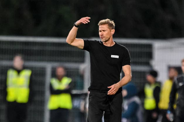 Trainer Oliver Kirch (Arminia Bielefeld) enttaeusscht waehrend des DFB-Pokal 1 Runde Spiels zwichen SG Sonnenhof Grossaspach v Arminia Bielefeld, Wir machen Druck Arena am 22. August 2026 in Grossaspach, Deutschland. (Foto von Harry Langer DeFodi Images) +++ Trainer Oliver Kirch (Arminia Bielefeld) looks dejected during the DFB-Pokal 1 Runde match between SG Sonnenhof Grossaspach v Arminia Bielefeld at Wir machen Druck Arena on August 22, 2026 in Grossaspach, Germany. (Photo by Harry Langer DeFodi Images) (Photo by Harry Langer DeFodi Images) DFB DFL REGULATIONS PROHIBIT ANY USE OF PHOTOGRAPHS AS IMAGE SEQUENCES AND OR QUASI-VIDEO. - *** Coach Oliver Kirch of Arminia Bielefeld looks dejected during the DFB Cup first-round match between SG Sonnenhof Grossaspach and Arminia Bielefeld at the Wir machen Druck Arena on August 22, 2026, in Grossaspach, Germany. Photo by Harry Langer, DeFodi Images. Coach Oliver Kirch of Arminia Bielefeld looks dejected during the DFB Cup first-round match between SG Sonnenhof Grossaspach and Arminia Bielefeld at Wir machen Druck Arena on August 22, 2026 in Grossaspach, Germany. Photo by Harry Langer, DeFodi Images. Photo by Harry Langer, DeFodi Images. DFB and DFL regulations prohibit any use of photographs as image sequences and or quasi-video.