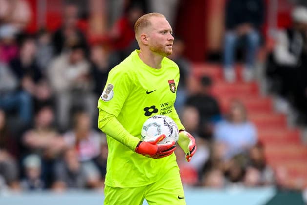 Torwart Maximilian Reule (SG Sonnenhof Grossaspach) Schaut waehrend des DFB-Pokal 1 Runde Spiels zwichen SG Sonnenhof Grossaspach v Arminia Bielefeld, Wir machen Druck Arena am 22. August 2026 in Grossaspach, Deutschland. (Foto von Harry Langer DeFodi Images) +++ Torwart Maximilian Reule (SG Sonnenhof Grossaspach) Looks on during the DFB-Pokal 1 Runde match between SG Sonnenhof Grossaspach v Arminia Bielefeld at Wir machen Druck Arena on August 22, 2026 in Grossaspach, Germany. (Photo by Harry Langer DeFodi Images) (Photo by Harry Langer DeFodi Images) DFB DFL REGULATIONS PROHIBIT ANY USE OF PHOTOGRAPHS AS IMAGE SEQUENCES AND OR QUASI-VIDEO. - *** Goalkeeper Maximilian Reule of SG Sonnenhof Grossaspach looks on during the DFB Cup first-round match between SG Sonnenhof Grossaspach and Arminia Bielefeld at the Wir machen Druck Arena on August 22, 2026, in Grossaspach, Germany. Photo by Harry Langer, DeFodi Images. Goalkeeper Maximilian Reule of SG Sonnenhof Grossaspach looks on during the DFB Cup first-round match between SG Sonnenhof Grossaspach and Arminia Bielefeld at the Wir machen Druck Arena on August 22, 2026 in Grossaspach, Germany. Photo by Harry Langer, DeFodi Images. Photo by Harry Langer, DeFodi Images. DFB and DFL regulations prohibit any use of photographs as image sequences and or quasi-video.