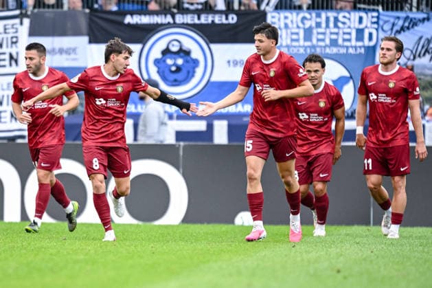Elias Rahn (SG Sonnenhof Grossaspach) Torjubel, jubelt mit seiner Mannschaft nach treffer zum 1:0 waehrend des DFB-Pokal 1 Runde Spiels zwichen SG Sonnenhof Grossaspach v Arminia Bielefeld, Wir machen Druck Arena am 22. August 2026 in Grossaspach, Deutschland. (Foto von Harry Langer DeFodi Images) +++ Elias Rahn (SG Sonnenhof Grossaspach) celebrates after scoring his team s first goal with teammates during the DFB-Pokal 1 Runde match between SG Sonnenhof Grossaspach v Arminia Bielefeld at Wir machen Druck Arena on August 22, 2026 in Grossaspach, Germany. (Photo by Harry Langer DeFodi Images) (Photo by Harry Langer DeFodi Images) DFB DFL REGULATIONS PROHIBIT ANY USE OF PHOTOGRAPHS AS IMAGE SEQUENCES AND OR QUASI-VIDEO. - *** Elias Rahn of SG Sonnenhof Grossaspach celebrates a goal, cheering with his team after scoring the 1-0 goal during the first-round DFB Cup match between SG Sonnenhof Grossaspach and Arminia Bielefeld, Wir machen Druck Arena on August 22, 2026, in Grossaspach, Germany. Photo by Harry Langer, DeFodi Images. Elias Rahn of SG Sonnenhof Grossaspach celebrates after scoring his team’s first goal with teammates during the DFB Cup first-round match between SG Sonnenhof Grossaspach and Arminia Bielefeld at the Wir machen Druck Arena on August 22, 2026 in Grossaspach, Germany. Photo by Harry Langer, DeFodi Images. Photo by Harry Langer, DeFodi Images. DFB and DFL regulations prohibit any use of photographs as image sequences and or quasi-video.