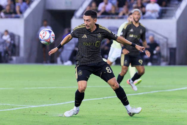 August 22, 2026, Los Angeles, California, USA: Mark Delgado 8 of the Los Angeles Football Club receives the ball during their regular season MLS, Fussball Herren, USA game against the Portland Timbers FC on Saturday August 22, 2026 at the BMO Stadium in Los Angeles, California. LAFC tie with Timbers, 1-1. ARIANA RUIZ PI Los Angeles USA - ZUMAp124 20260822_zaa_p124_067 Copyright: xArianaxRuizx