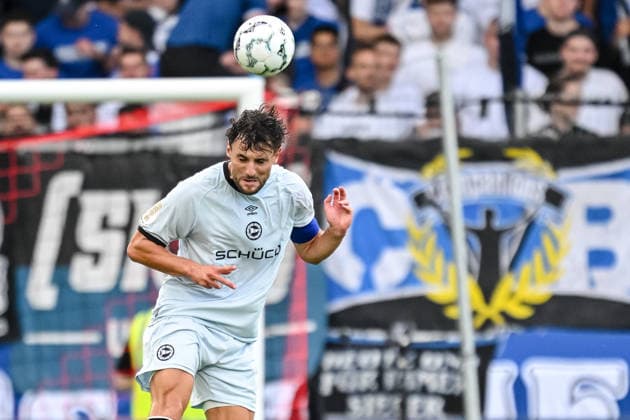 Maximilian Bauer (Arminia Bielefeld) in Aktion, am Ball, Einzelaktion waehrend des DFB-Pokal 1 Runde Spiels zwichen SG Sonnenhof Grossaspach v Arminia Bielefeld, Wir machen Druck Arena am 22. August 2026 in Grossaspach, Deutschland. (Foto von Harry Langer DeFodi Images) +++ Maximilian Bauer (Arminia Bielefeld) controls the Ball during the DFB-Pokal 1 Runde match between SG Sonnenhof Grossaspach v Arminia Bielefeld at Wir machen Druck Arena on August 22, 2026 in Grossaspach, Germany. (Photo by Harry Langer DeFodi Images) (Photo by Harry Langer DeFodi Images) DFB DFL REGULATIONS PROHIBIT ANY USE OF PHOTOGRAPHS AS IMAGE SEQUENCES AND OR QUASI-VIDEO. - *** Maximilian Bauer of Arminia Bielefeld in action, on the ball, making a solo run during the DFB Cup first-round match between SG Sonnenhof Grossaspach and Arminia Bielefeld at the Wir machen Druck Arena on August 22, 2026, in Grossaspach, Germany. Photo by Harry Langer, DeFodi Images. Maximilian Bauer of Arminia Bielefeld controls the ball during the DFB Cup first-round match between SG Sonnenhof Grossaspach and Arminia Bielefeld at the Wir machen Druck Arena on August 22, 2026 in Grossaspach, Germany. Photo by Harry Langer, DeFodi Images. Photo by Harry Langer, DeFodi Images. DFB and DFL regulations prohibit any use of photographs as image sequences and or quasi-video.
