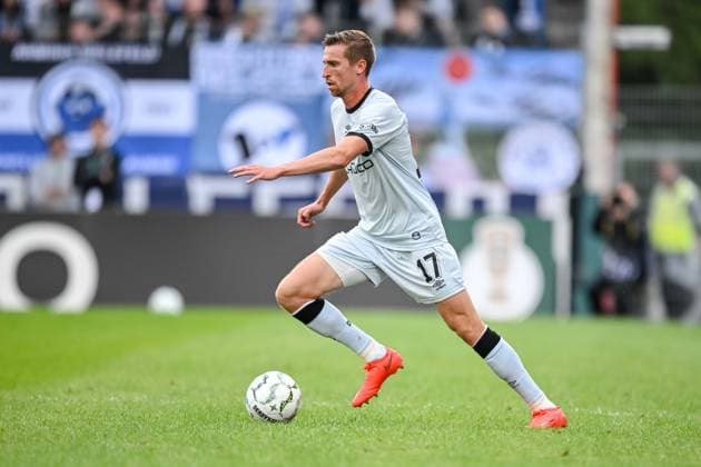 Arne Sicker (Arminia Bielefeld) in Aktion, am Ball, Einzelaktion waehrend des DFB-Pokal 1 Runde Spiels zwichen SG Sonnenhof Grossaspach v Arminia Bielefeld, Wir machen Druck Arena am 22. August 2026 in Grossaspach, Deutschland. (Foto von Harry Langer DeFodi Images) +++ Arne Sicker (Arminia Bielefeld) controls the Ball during the DFB-Pokal 1 Runde match between SG Sonnenhof Grossaspach v Arminia Bielefeld at Wir machen Druck Arena on August 22, 2026 in Grossaspach, Germany. (Photo by Harry Langer DeFodi Images) (Photo by Harry Langer DeFodi Images) DFB DFL REGULATIONS PROHIBIT ANY USE OF PHOTOGRAPHS AS IMAGE SEQUENCES AND OR QUASI-VIDEO. - *** Arne Sicker of Arminia Bielefeld in action, on the ball, making a solo run during the DFB Cup first-round match between SG Sonnenhof Grossaspach and Arminia Bielefeld at the Wir machen Druck Arena on August 22, 2026, in Grossaspach, Germany. Photo by Harry Langer, DeFodi Images. Arne Sicker of Arminia Bielefeld controls the ball during the DFB Cup first-round match between SG Sonnenhof Grossaspach and Arminia Bielefeld at the Wir machen Druck Arena on August 22, 2026 in Grossaspach, Germany. Photo by Harry Langer, DeFodi Images. Photo by Harry Langer, DeFodi Images. DFB and DFL regulations prohibit any use of photographs as image sequences and or quasi-video.