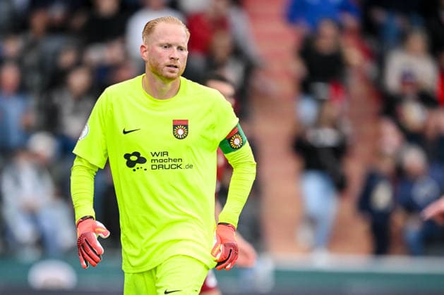 Torwart Maximilian Reule (SG Sonnenhof Grossaspach) Schaut waehrend des DFB-Pokal 1 Runde Spiels zwichen SG Sonnenhof Grossaspach v Arminia Bielefeld, Wir machen Druck Arena am 22. August 2026 in Grossaspach, Deutschland. (Foto von Harry Langer DeFodi Images) +++ Torwart Maximilian Reule (SG Sonnenhof Grossaspach) Looks on during the DFB-Pokal 1 Runde match between SG Sonnenhof Grossaspach v Arminia Bielefeld at Wir machen Druck Arena on August 22, 2026 in Grossaspach, Germany. (Photo by Harry Langer DeFodi Images) (Photo by Harry Langer DeFodi Images) DFB DFL REGULATIONS PROHIBIT ANY USE OF PHOTOGRAPHS AS IMAGE SEQUENCES AND OR QUASI-VIDEO. - *** Goalkeeper Maximilian Reule of SG Sonnenhof Grossaspach watches during the DFB Cup first-round match between SG Sonnenhof Grossaspach and Arminia Bielefeld at the Wir machen Druck Arena on August 22, 2026, in Grossaspach, Germany. Photo by Harry Langer, DeFodi Images. Goalkeeper Maximilian Reule of SG Sonnenhof Grossaspach looks on during the DFB Cup first-round match between SG Sonnenhof Grossaspach and Arminia Bielefeld at the Wir machen Druck Arena on August 22, 2026 in Grossaspach, Germany. Photo by Harry Langer, DeFodi Images. Photo by Harry Langer, DeFodi Images. DFB and DFL regulations prohibit any use of photographs as image sequences and or quasi-video.