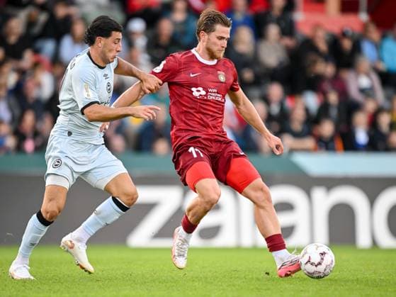 Stefano Russo (Arminia Bielefeld) und Tim Rossmann (SG Sonnenhof Grossaspach) im Zweikampf waehrend des DFB-Pokal 1 Runde Spiels zwichen SG Sonnenhof Grossaspach v Arminia Bielefeld, Wir machen Druck Arena am 22. August 2026 in Grossaspach, Deutschland. (Foto von Harry Langer DeFodi Images) +++ Stefano Russo (Arminia Bielefeld) und Tim Rossmann (SG Sonnenhof Grossaspach) battle for the ball during the DFB-Pokal 1 Runde match between SG Sonnenhof Grossaspach v Arminia Bielefeld at Wir machen Druck Arena on August 22, 2026 in Grossaspach, Germany. (Photo by Harry Langer DeFodi Images) (Photo by Harry Langer DeFodi Images) DFB DFL REGULATIONS PROHIBIT ANY USE OF PHOTOGRAPHS AS IMAGE SEQUENCES AND OR QUASI-VIDEO. - *** Stefano Russo of Arminia Bielefeld and Tim Rossmann of SG Sonnenhof Grossaspach battle for the ball during the DFB Cup first-round match between SG Sonnenhof Grossaspach and Arminia Bielefeld at the Wir machen Druck Arena on August 22, 2026, in Grossaspach, Germany. Photo by Harry Langer, DeFodi Images. Stefano Russo of Arminia Bielefeld and Tim Rossmann of SG Sonnenhof Grossaspach battle for the ball during the DFB Cup first-round match between SG Sonnenhof Grossaspach and Arminia Bielefeld at the Wir machen Druck Arena on August 22, 2026 in Grossaspach, Germany. Photo by Harry Langer, DeFodi Images. Photo by Harry Langer, DeFodi Images. DFB and DFL regulations prohibit any use of photographs as image sequences and or quasi-video.