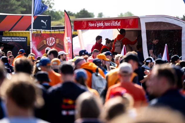 22.08.2026, NED, Motorsport, FIA Formel 1 Weltmeisterschaft, Saison 2026, Circuit Zandvoort, Großer Preis der Niederlande Fanzone mit Kitkat Stand, Zandvoort Mascot Circuit Zandvoort Holland Niederlande *** August 22, 2026, NED, Motorsports, FIA Formula 1 World Championship, 2026 Season, Circuit Zandvoort, Dutch Grand Prix Fan Zone with KitKat Booth, Zandvoort Mascot, Circuit Zandvoort, Holland, Netherlands Copyright: xNordphoto Memmlerx