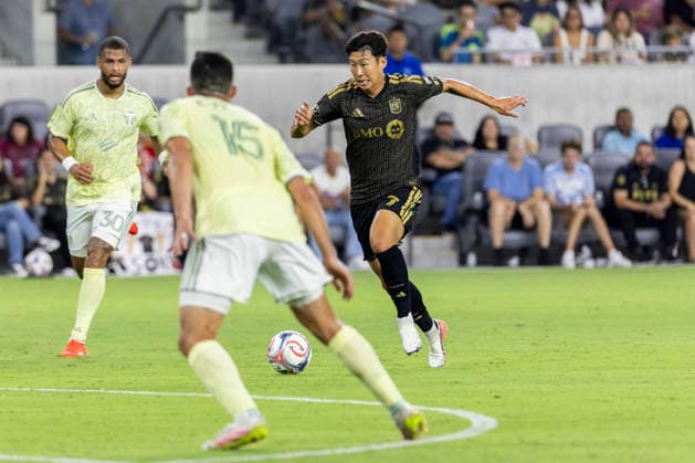 August 22, 2026, Los Angeles, California, United States: Los Angeles FC forward Heung Min Son (7) vet for the ball against Portland Timbers during a MLS, Fussball Herren, USA soccer game. Final scores; LAFC 1:1 Portland Timbers. Los Angeles United States - ZUMAs197 20260822_aaa_s197_437 Copyright: xRingoxChiux
