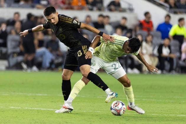August 22, 2026, Los Angeles, California, United States: Los Angeles FC midfielder Marco Delgado (8) and Portland Timbers midfielder Fernandez (22) vie for the ball during a MLS, Fussball Herren, USA soccer game. Final scores; LAFC 1:1 Portland Timbers. Los Angeles United States - ZUMAs197 20260822_aaa_s197_433 Copyright: xRingoxChiux