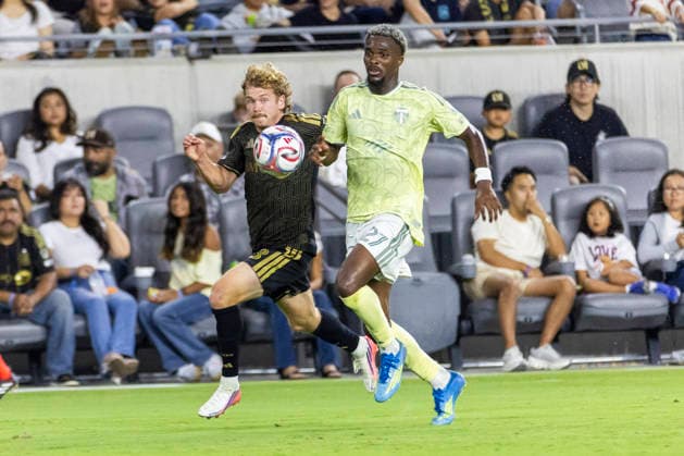 August 22, 2026, Los Angeles, California, United States: Los Angeles FC forward Jacob Shaffelburg (18) and Portland Timbers defender Jimer Fory (27) vie for the ball during a MLS, Fussball Herren, USA soccer game. Final scores; LAFC 1:1 Portland Timbers. Los Angeles United States - ZUMAs197 20260822_aaa_s197_435 Copyright: xRingoxChiux