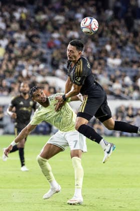 August 22, 2026, Los Angeles, California, United States: Los Angeles FC midfielder Marco Delgado (8) and Portland Timbers forward Ariel Lassiter (7) vie for the ball during a MLS, Fussball Herren, USA soccer game. Final scores; LAFC 1:1 Portland Timbers. Los Angeles United States - ZUMAs197 20260822_aaa_s197_432 Copyright: xRingoxChiux