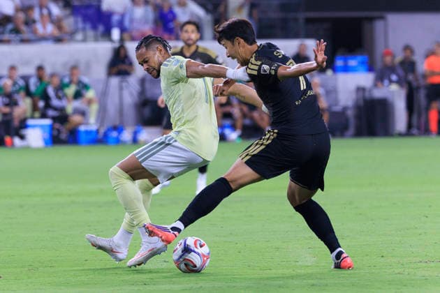 August 22, 2026, Los Angeles, California, USA: Ariel Lassiter 7 of the Portland Timbers blocks a goal attempt from Son Heung-Min 7 of the Los Angeles Football Club during their regular season MLS, Fussball Herren, USA game on Saturday August 22, 2026 at the BMO Stadium in Los Angeles, California. LAFC tie with Timbers, 1-1. ARIANA RUIZ PI Los Angeles USA - ZUMAp124 20260822_zaa_p124_085 Copyright: xArianaxRuizx