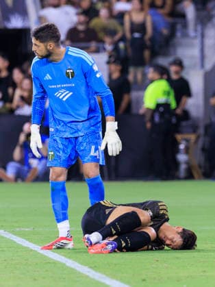 August 22, 2026, Los Angeles, California, USA: Son Heung-Min 7 of the Los Angeles Football Club grimaces in pain as goalkeeper, James Pantemis 41 of the Portland Timbers asks for assistance during their regular season MLS, Fussball Herren, USA game on Saturday August 22, 2026 at the BMO Stadium in Los Angeles, California. LAFC tie with Timbers, 1-1. ARIANA RUIZ PI Los Angeles USA - ZUMAp124 20260822_zaa_p124_086 Copyright: xArianaxRuizx