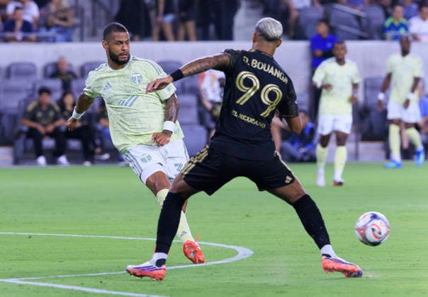 August 22, 2026, Los Angeles, California, USA: Jose Caicedo 30 of the Portland Timbers passes the ball behind Denis Bouanga 99 of the Los Angeles Football Club during their regular season MLS, Fussball Herren, USA game on Saturday August 22, 2026 at the BMO Stadium in Los Angeles, California. LAFC tie with Timbers, 1-1. ARIANA RUIZ PI Los Angeles USA - ZUMAp124 20260822_zaa_p124_090 Copyright: xArianaxRuizx