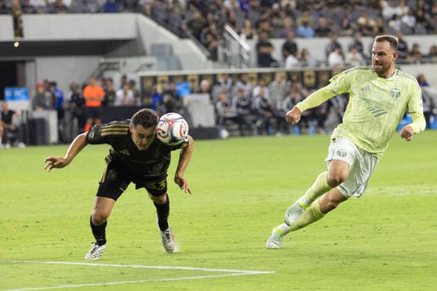 August 22, 2026, Los Angeles, California, United States: Los Angeles FC defender Aaron Long (33) heads the ball against Portland Timbers forward Vincent Janssen (14) during a MLS, Fussball Herren, USA soccer game. Final scores; LAFC 1:1 Portland Timbers. Los Angeles United States - ZUMAs197 20260822_aaa_s197_438 Copyright: xRingoxChiux