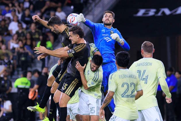 August 22, 2026, Los Angeles, California, USA: Goalkeeper, James Pantemis 41 of the Portland Timbers punches the ball during their regular season MLS, Fussball Herren, USA game against the Los Angeles Football Club on Saturday August 22, 2026 at the BMO Stadium in Los Angeles, California. LAFC tie with Timbers, 1-1. ARIANA RUIZ PI Los Angeles USA - ZUMAp124 20260822_zaa_p124_079 Copyright: xArianaxRuizx