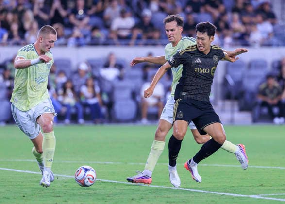 August 22, 2026, Los Angeles, California, USA: Cole Bassett 17 and Finn Surman 20 of the Portland Timbers attempt to block Son Heung-Min 7 of the Los Angeles Football Club during their regular season MLS, Fussball Herren, USA game on Saturday August 22, 2026 at the BMO Stadium in Los Angeles, California. LAFC tie with Timbers, 1-1. ARIANA RUIZ PI Los Angeles USA - ZUMAp124 20260822_zaa_p124_084 Copyright: xArianaxRuizx