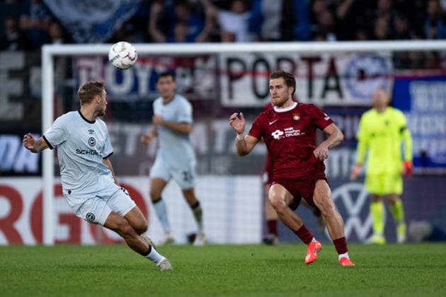 Der Ball fliegt an Michael Kleinschrodt (SG Sonnenhof Grossaspach, 11) und Gegner vorbei, SG Sonnenhof Grossaspach vs. Arminia Bielefeld, Fussball, GER, DFB Pokal, 1. Runde, Saison 2026 2027, 22.08.2026, Eibner-Pressefoto Andreas Ulmer SG Sonnenhof Grossaspach vs. Arminia Bielefeld, Fussball, GER, DFB Pokal, 1. Runde, Saison 2026 2027, 22.08.2026, Aspach *** The ball flies past Michael Kleinschrodt (SG Sonnenhof Grossaspach, No. 11) and an opponent; SG Sonnenhof Grossaspach vs. Arminia Bielefeld, soccer, GER, DFB Cup, 1st Round, 2026–2027 season, August 22, 2026, Eibner Press Photo by Andreas Ulmer, SG Sonnenhof Grossaspach vs. Arminia Bielefeld, soccer, GER, DFB Cup, 1st round, 2026–2027 season, August 22, 2026, Aspach Copyright: xEibner-Pressefoto AndreasxUlmerx EP_AUR