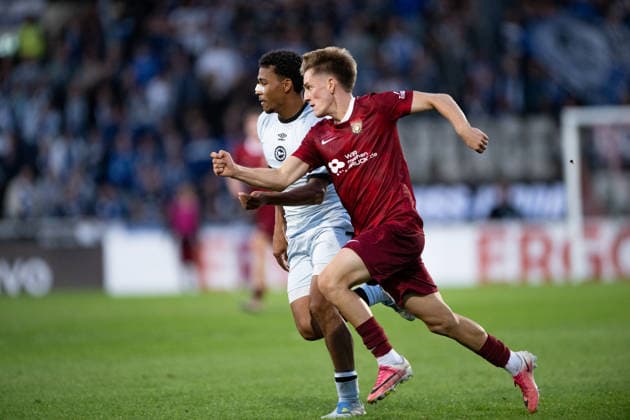 Mert Tasdelen (SG Sonnenhof Grossaspach, 10), vorne, im Laufduell gegen Henri Michel Kade Koudossou, (DSC Arminia Bielefeld, 07), SG Sonnenhof Grossaspach vs. Arminia Bielefeld, Fussball, GER, DFB Pokal, 1. Runde, Saison 2026 2027, 22.08.2026, Eibner-Pressefoto Andreas Ulmer SG Sonnenhof Grossaspach vs. Arminia Bielefeld, Fussball, GER, DFB Pokal, 1. Runde, Saison 2026 2027, 22.08.2026, Aspach *** Mert Tasdelen of SG Sonnenhof Grossaspach, No. 10, up front, in a footrace against Henri Michel Kade Koudossou of DSC Arminia Bielefeld, 07, SG Sonnenhof Grossaspach vs. Arminia Bielefeld, Soccer, GER, DFB Cup, Round 1, 2026–2027 Season, August 22, 2026, Eibner Press Photo: Andreas Ulmer, SG Sonnenhof Grossaspach vs. Arminia Bielefeld, soccer, GER, DFB Cup, 1st round, 2026–2027 season, August 22, 2026, Aspach Copyright: xEibner-Pressefoto AndreasxUlmerx EP_AUR