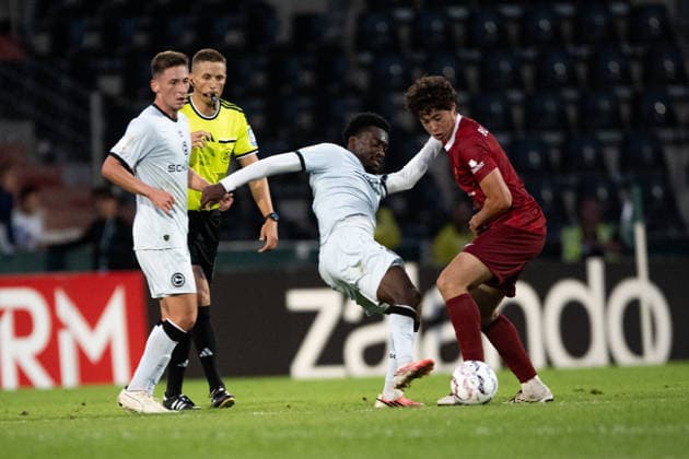 Benjamin Bediako Boakye, (DSC Arminia Bielefeld, 27), links, und Franz Bleicher, (SG Sonnenhof Grossaspach, 04), verbissener Zweikampf SG Sonnenhof Grossaspach vs. Arminia Bielefeld, Fussball, GER, DFB Pokal, 1. Runde, Saison 2026 2027, 22.08.2026, Eibner-Pressefoto Andreas Ulmer SG Sonnenhof Grossaspach vs. Arminia Bielefeld, Fussball, GER, DFB Pokal, 1. Runde, Saison 2026 2027, 22.08.2026, Aspach *** Benjamin Bediako Boakye, DSC Arminia Bielefeld, 27, left, and Franz Bleicher, SG Sonnenhof Grossaspach, 04, fierce tackle SG Sonnenhof Grossaspach vs. Arminia Bielefeld, soccer, GER, DFB Cup, 1st round, 2026–2027 season, August 22, 2026, Eibner Press Photo by Andreas Ulmer: SG Sonnenhof Grossaspach vs. Arminia Bielefeld, soccer, GER, DFB Cup, 1st round, 2026–2027 season, August 22, 2026, Aspach Copyright: xEibner-Pressefoto AndreasxUlmerx EP_AUR